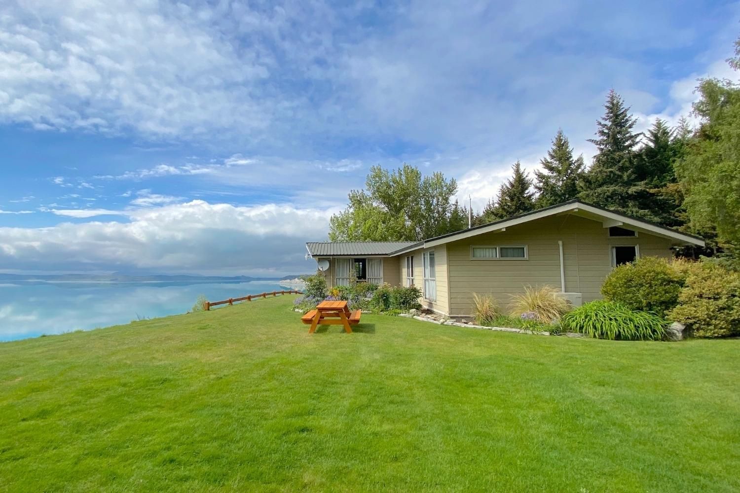 Pūkaki Lakeside Getaway